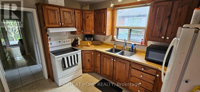 Photo - 130 Prince Charles Dr