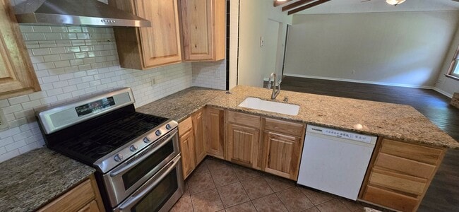 Photo - 1109 Shine Ln