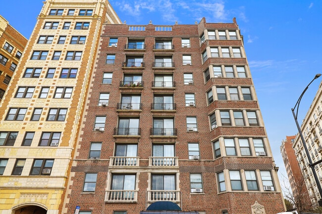 Building Photo - 3330 N Lake Shore Dr Unit 4B