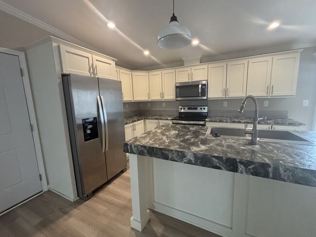 Photo - 934 Cayman Ave W