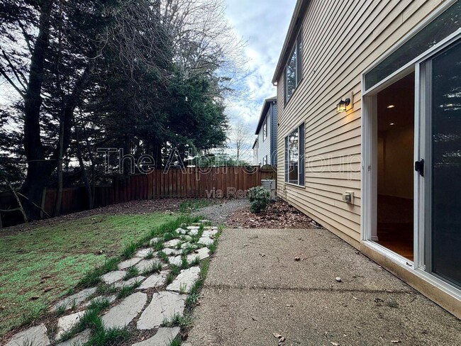 Photo - 958 SE Roundelay St