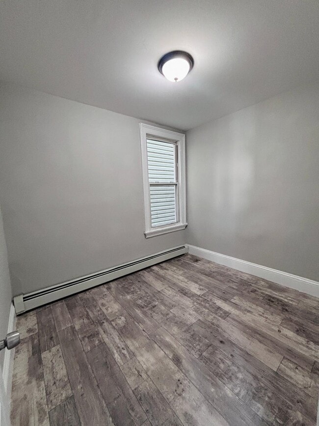 Photo - 393 Straight St Unidad 3 Bedroom Apartment