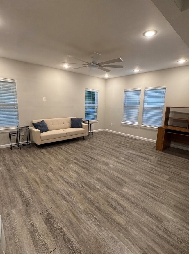 Building Photo - 2806 Rosewood St Unit 1