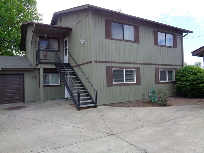 Building Photo - SF341- 141/155/161/169/171/173 SE 8th- LRC Unit 173 SE 8th- LRC