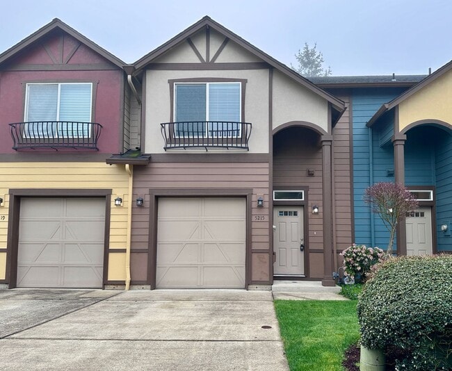Building Photo - Beautiful 3 Bd 2.5 Ba Town Home by Vancouver Mall
