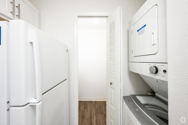 1BR, 1BA - 714SF - Laundry/Pantry