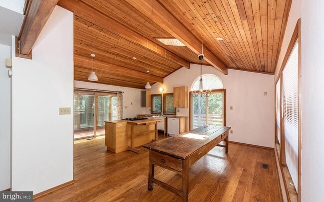 Photo - 5945 Bartonsville Rd