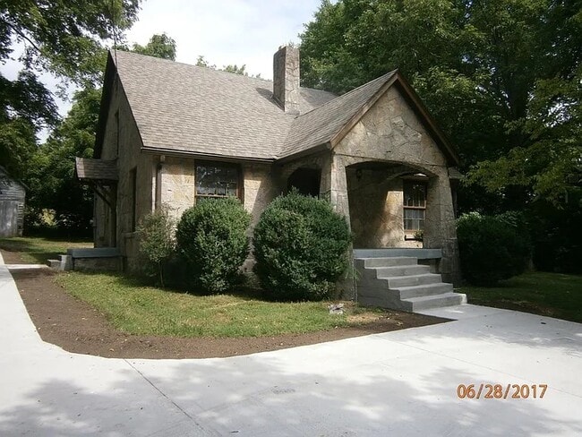 Charm | Space | Location - 709 S Dickerson Rd Rental
