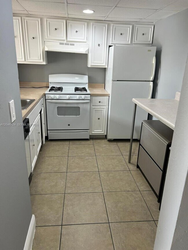Photo - 18051 NW 68th Ave Unidad K-204