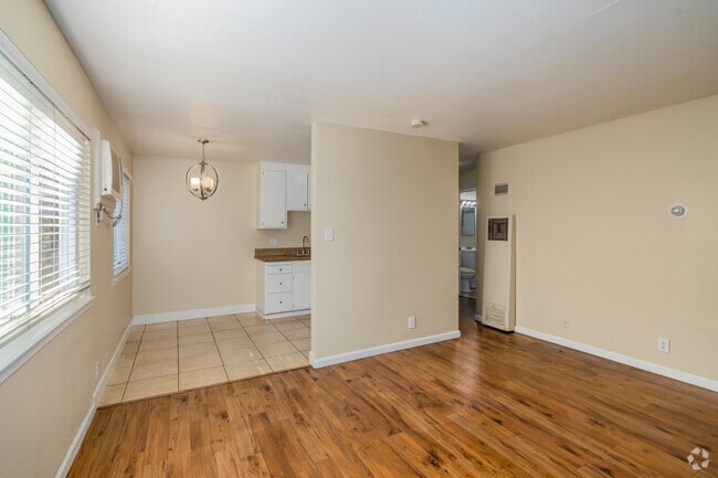 1 habitación, 1 baño - 550 pies cuadrados - Comedor / Sala de estar - Birchwood Meadows