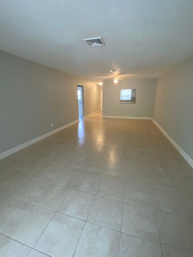 Building Photo - 4327-4329 Cocoanut Road Unit 4327