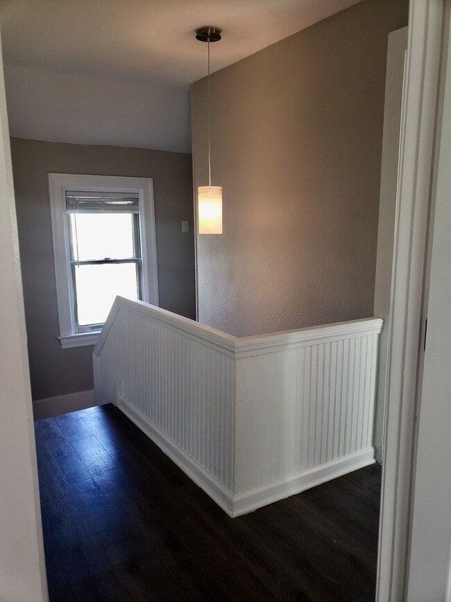 Photo - *** Bellevue * Lovely & Large 3 Bedroom House * Pet Friendly * Renovated & Spacious * Granite & S...