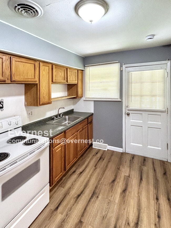 Photo - 1142 Maple Ave