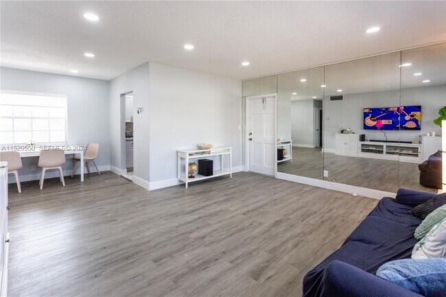 Photo - 2424 NE 9th St Unit 312