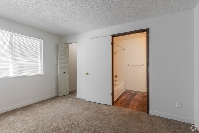 1BR, 1BA - 542 SF - Bedroom