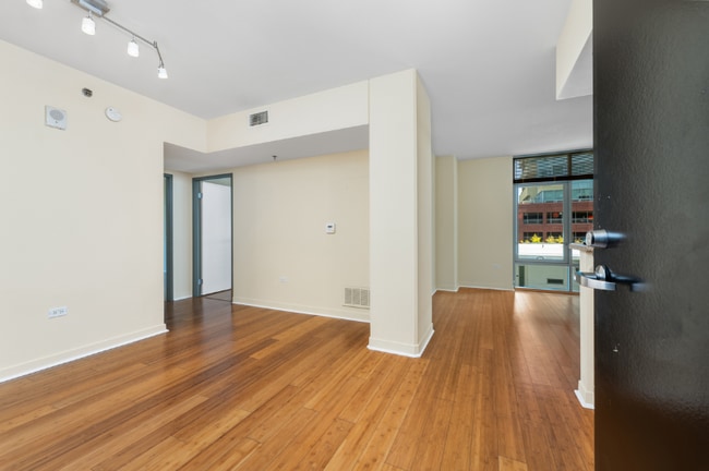 Photo - 425 W Beech St Unidad 611