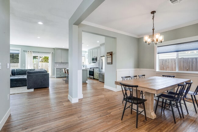 Photo - 1132 Thunderbird Ave S