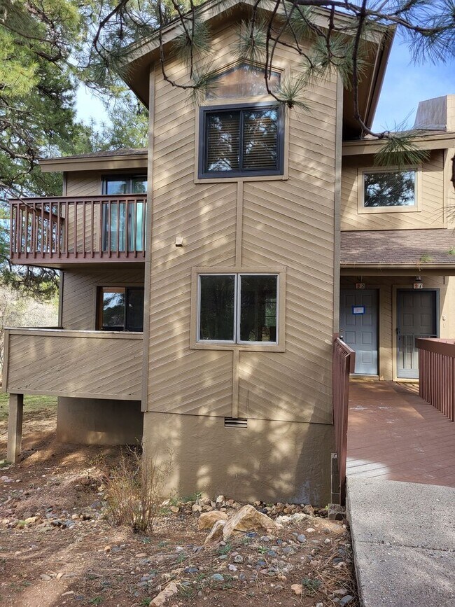 Building Photo - 2 Bedroom 2 Bathroom Unit 2 Rental