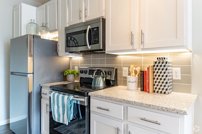 2BR, 2BA - 915SF - Kitchen - Luxe Belle | Student Housing