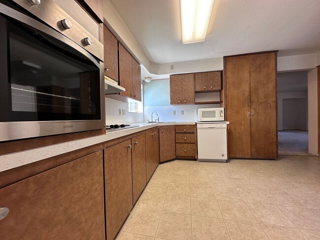 Photo - Lewis & Clark Graduate/Law Students ONLY Unit Room 3