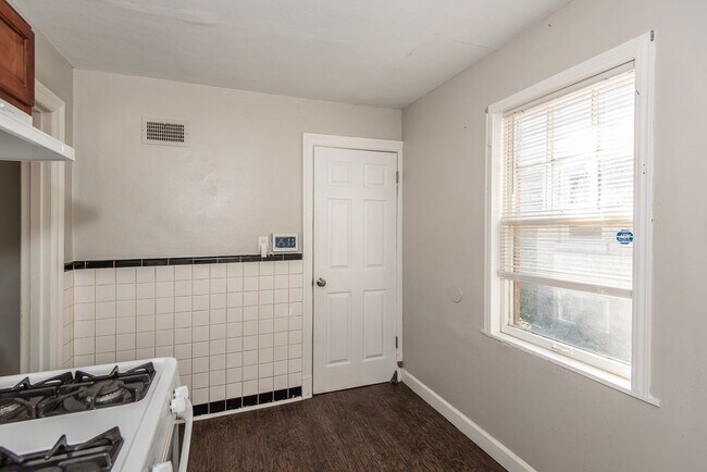 Photo - 320 Henquin Dr