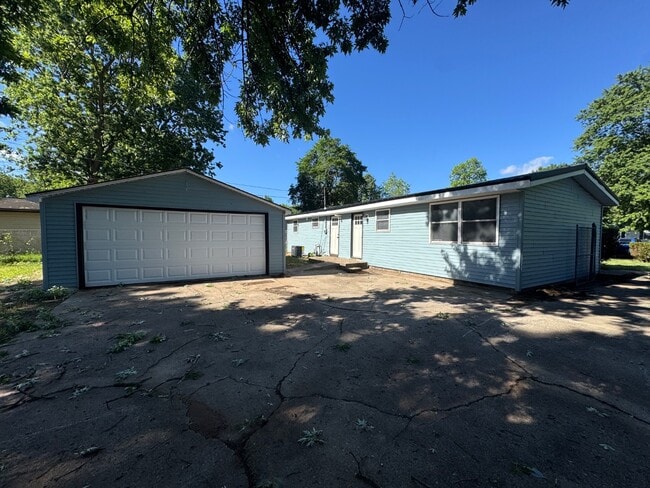 Photo - 1240 Okema St