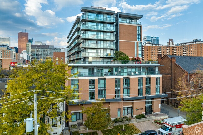 Building Photo - One32