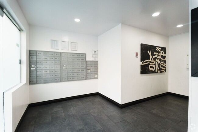 Building Photo - 951 S. Oxford Rental