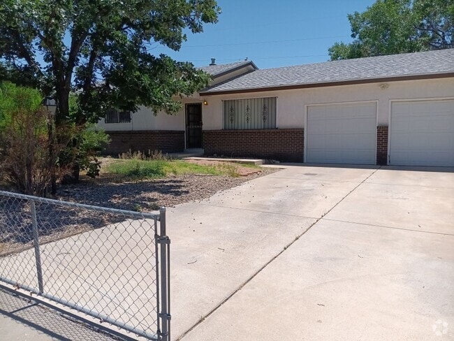 Building Photo - Cozy 4-bedroom, 2-bathroom home! Coming soon!