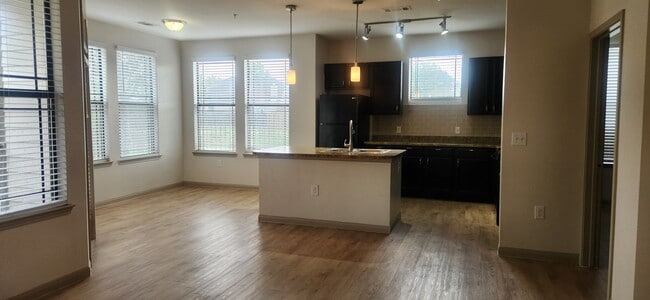 Building Photo - Queenston Manor