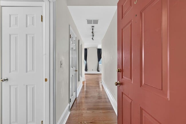 Photo - Welcome to the Baynard House; Elegant, Spacious & Bright Showing- Showing Sunday 7/26 9:30am-9:45am Unidad 3
