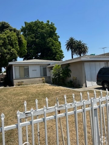 Building Photo - 10414 S Hoover St Unit 10414 Rental