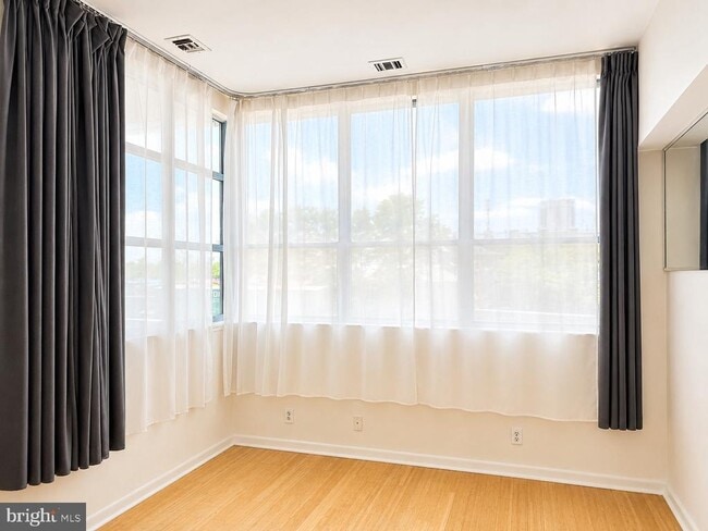 Building Photo - 3 N Christopher Columbus Blvd Unit PL224