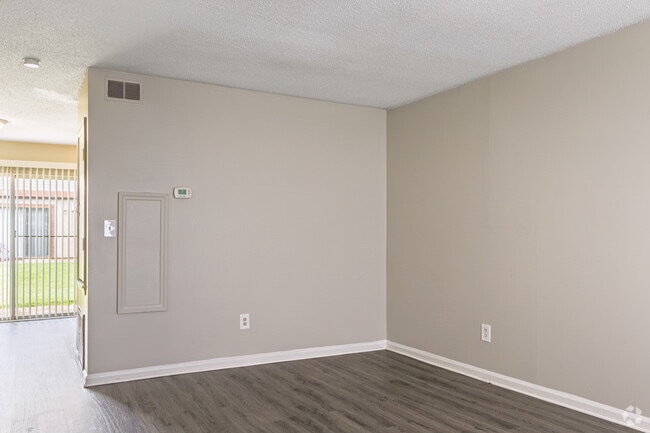 2BR, 1.5BA - 972SF - Living Room