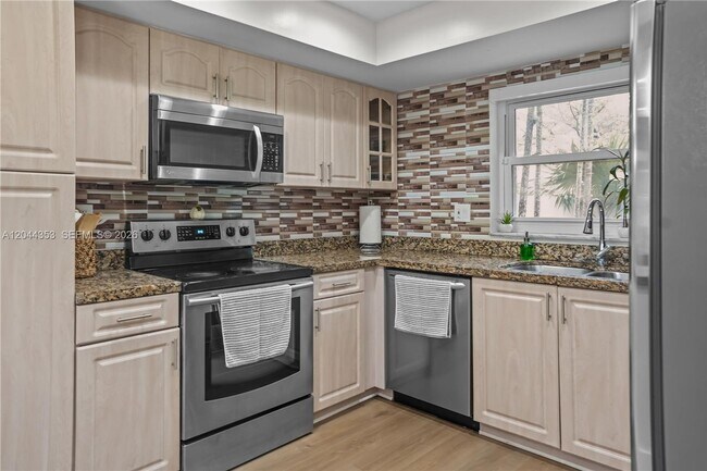 Building Photo - 9015 SW 96th Ave