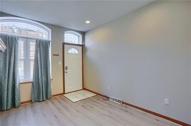 Photo - 2810 Sarah St