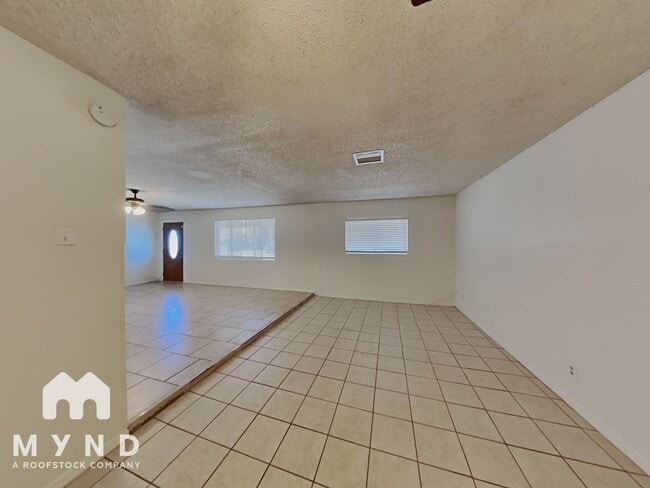 Photo - 5619 N 61st Cir