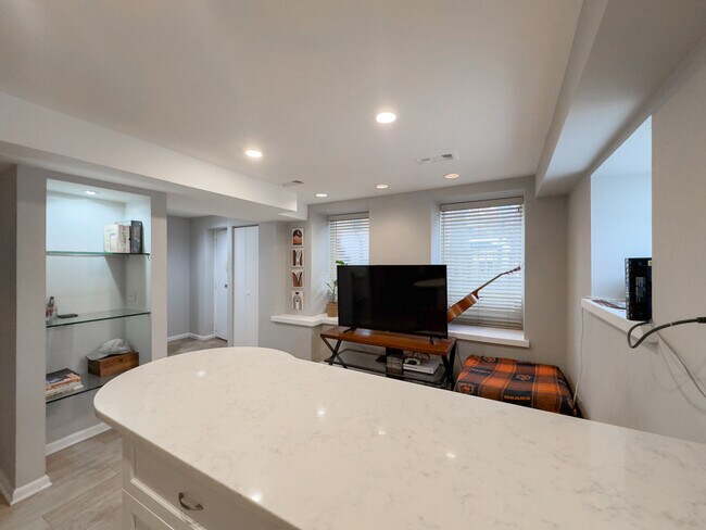 Photo - 2044 W Iowa St Unit J03P