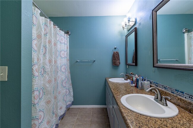 Photo - 869 W Peachtree Dr