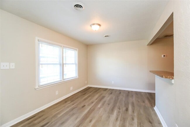 Photo - 1105 Locust Dr