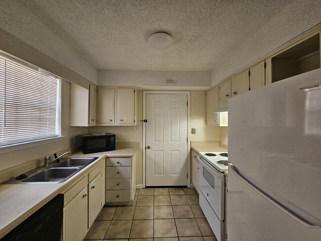 Photo - "Charming 3-Bed, 2-Bath Retreat on Scotland Terrace – Your Perfect Pensacola Escape!"