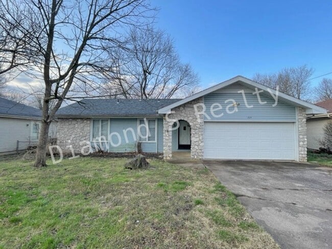 Charming 3 Bedroom Home Available Early July! - Charming 3 Bedroom Home Available Early July!