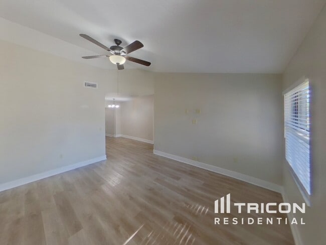 Photo - 1074 Deer Hollow Way