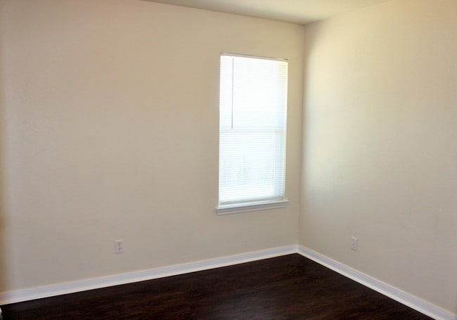 Photo - 309 Duprie Dr