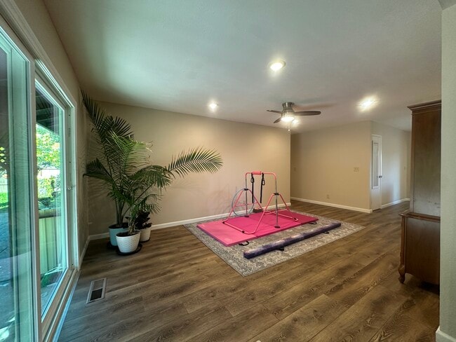 Photo - 1465 Madrone Way