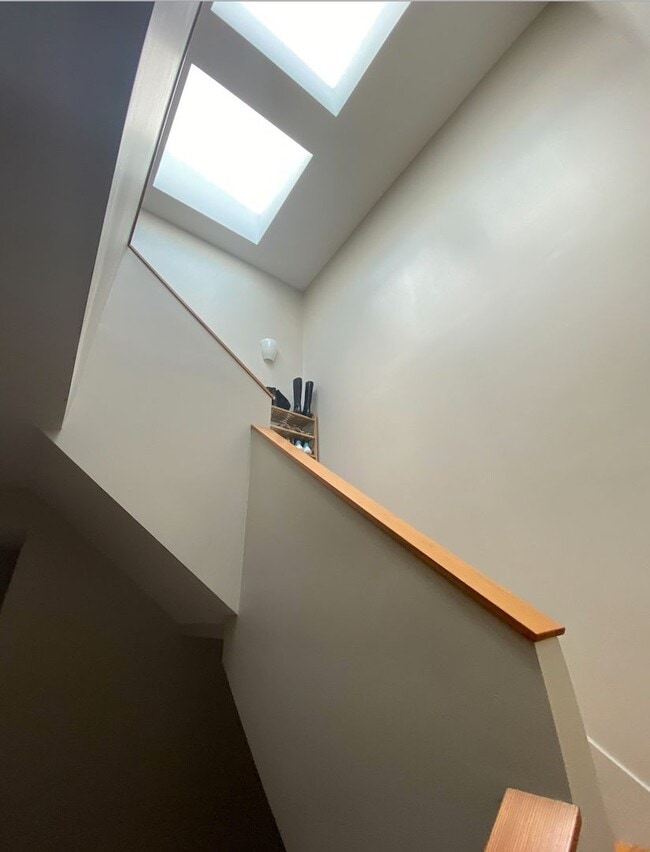 Building Photo - Great 5 Bed/ 2.5 Bath NEW!! 9/1/26