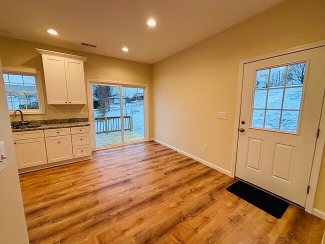 Photo - 290 Perry St NE