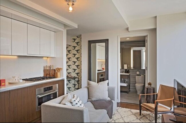 635 W 42nd St Unit 51W