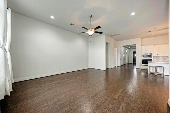 1104 Almeria Bend