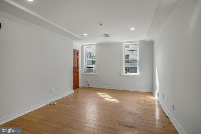 Building Photo - 2026 Ridge Ave Unit 8